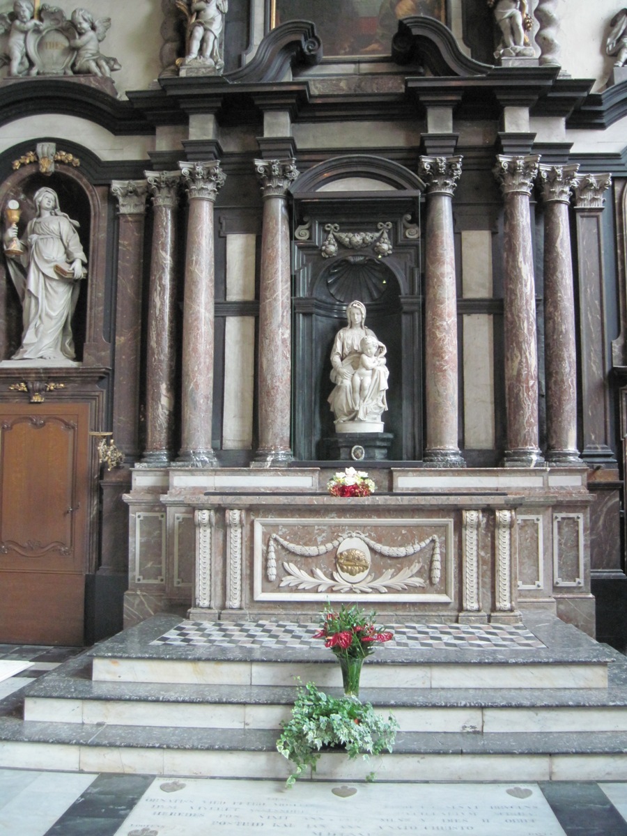 30- Bruges- Interno della Chiesa di Nostra Signora e la Madonna con il Bambino di Michelangelo